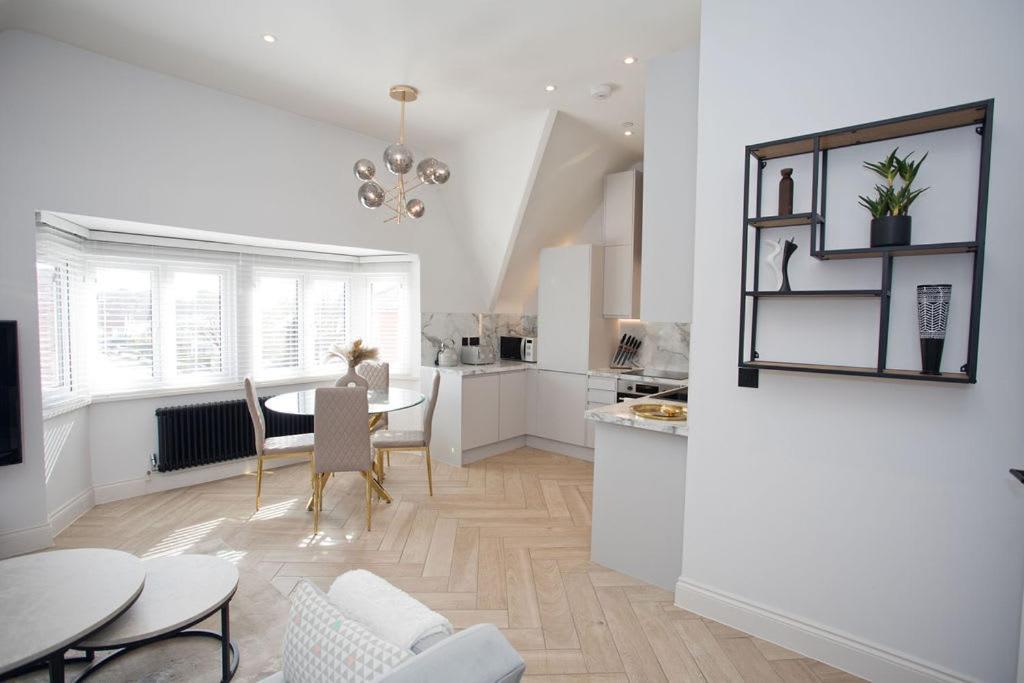 Ultra Stylish Apt Set In An Affluent Location Poole Exteriör bild