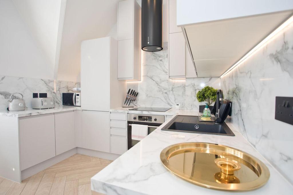 Ultra Stylish Apt Set In An Affluent Location Poole Exteriör bild