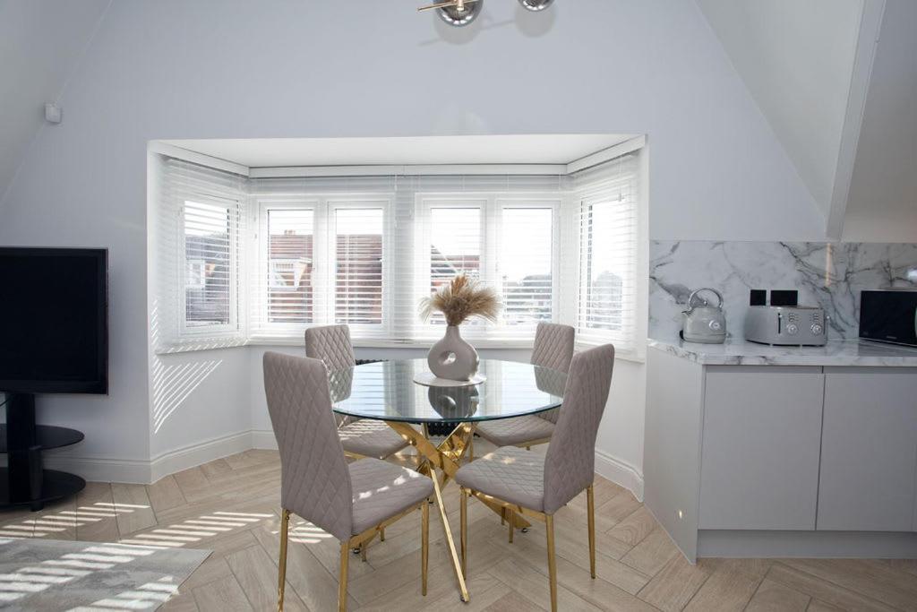 Ultra Stylish Apt Set In An Affluent Location Poole Exteriör bild