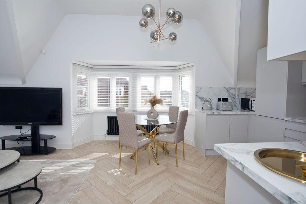 Ultra Stylish Apt Set In An Affluent Location Poole Exteriör bild